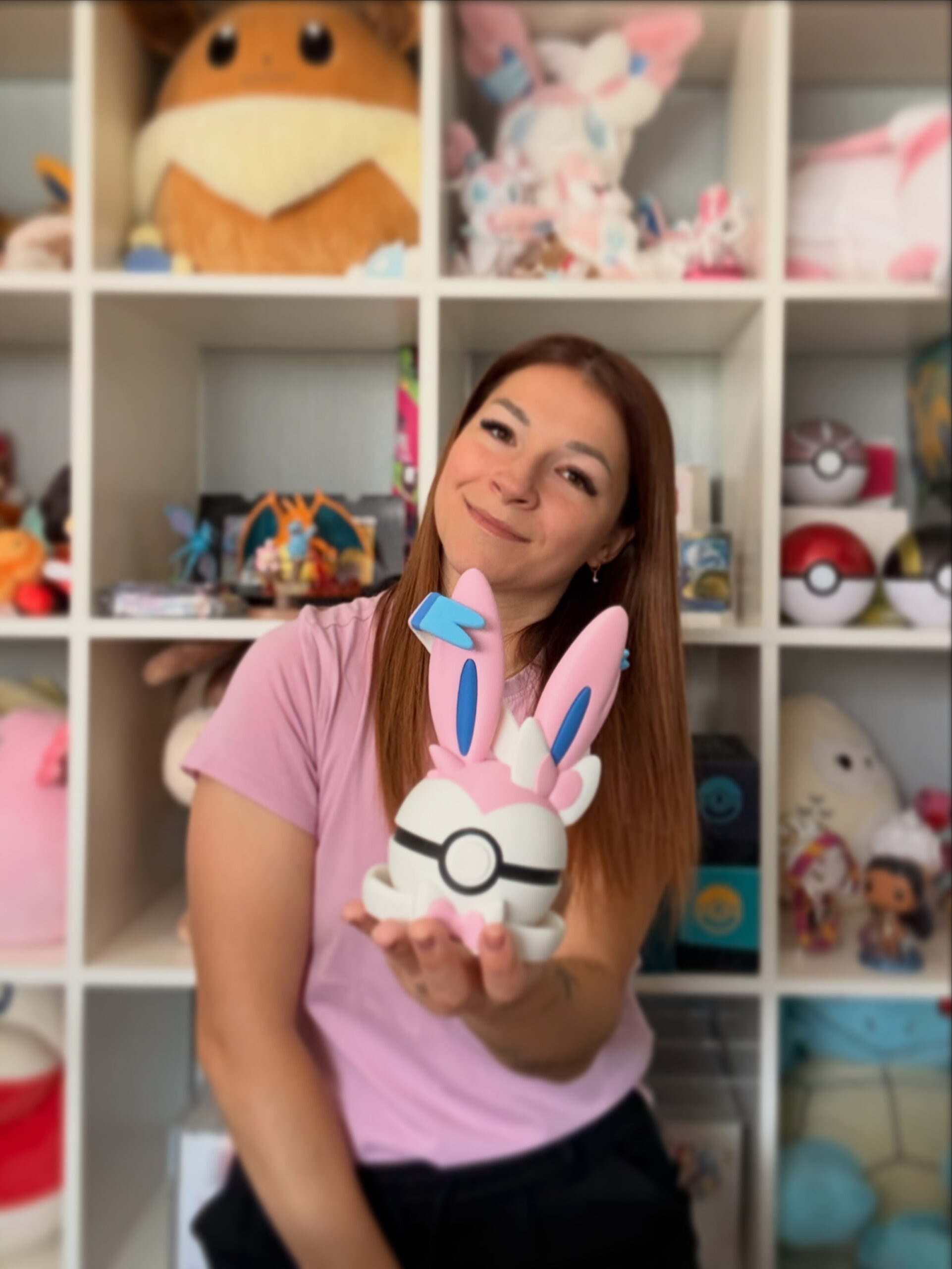 Lari (laris_nerdylife) mit Feenball vor ihrer Pokémon-Sammlung